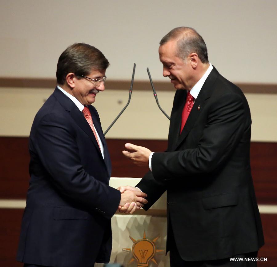 Le nouveau président turc désigne M. Davutoglu comme son Premier ministre