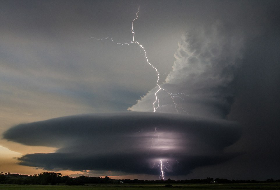 Un bien curieux nuage frappé par la foudre