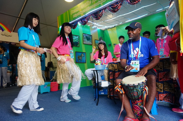 Ces derniers jours, la maison des cultures du monde des JOJ à Nanjing a organisé des expositions africaines. De jeunes athlètes et des officiels du CIO provenant des quatre coins du monde ont tous montré un vif intérêt, admirant les danses et musiques traditionnelles africaines.