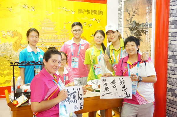 Plusieurs athlètes ont réalisé des oeuvres de calligraphie chinoise. 
