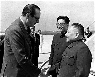 Le 12 mai 1975, Jacques Chirac, à l’époque Premier ministre, accueillait Deng Xiaoping, son homologue chinois, à l’aéroport. Du 12 au 17 mai 75, Deng Xiaoping a effectué une visite d’état officielle en France, la première venue d’un dirigeant chinois dans un pays occidental et le premier déplacement en Europe après l’établissement des relations diplomatiques entre la Chine et la France en janvier 1964.