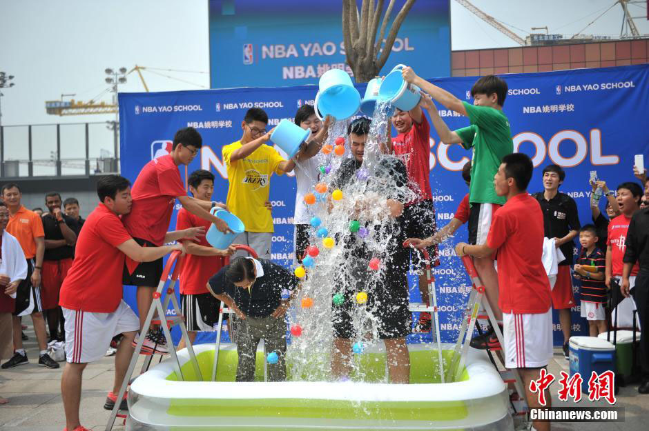 Yao Ming a pris part hier au ALS Ice Bucket Challenge