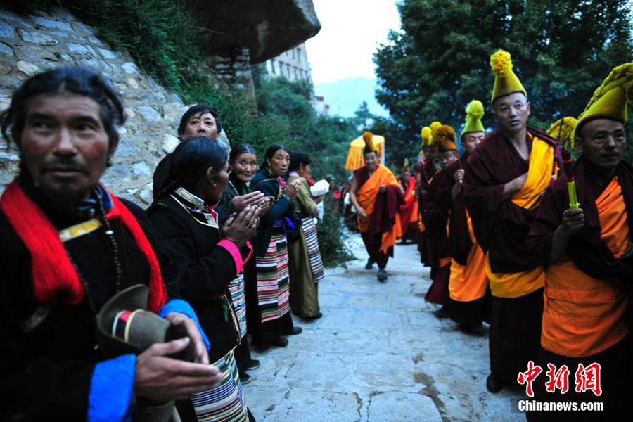 Les habitants et les moines attendent le tangka qui sera disposé sur la colline.
