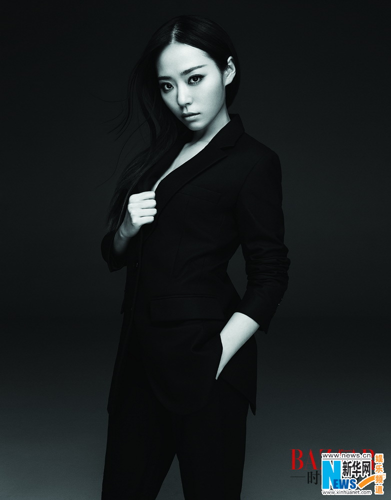 La chanteuse chinoise Zhang Liangying pose pour un magazine 