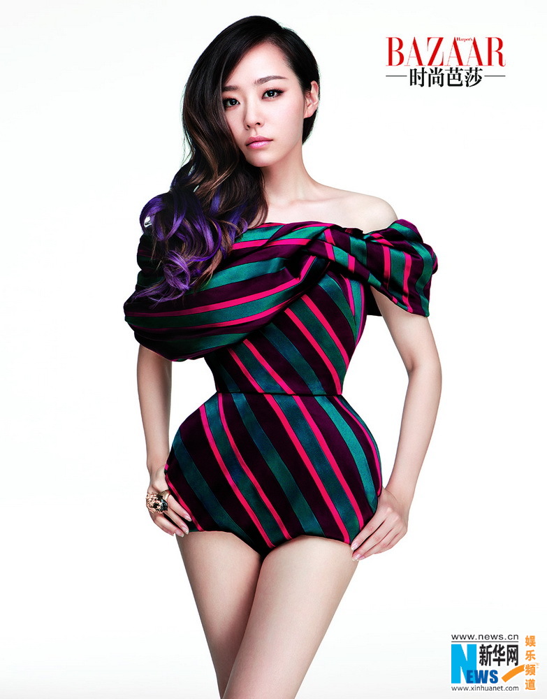 La chanteuse chinoise Zhang Liangying pose pour un magazine 