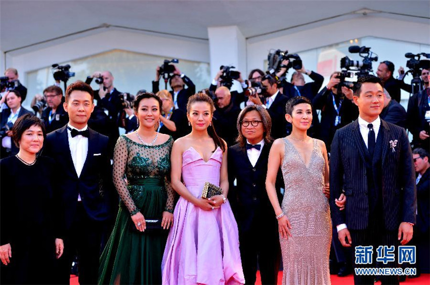 L’équipe du film « Honey », du réalisateur Peter Chan (troisième à droite), avec en vedette Tong Dawei (à droite), Zhao Wei (centre), Zhang Yi (deuxième à gauche), Hao Lei (troisième à gauche) sur le tapis rouge de la Mostra, le 27 août au Lido de Venise. Xu Nizhi pour Xinhua. 