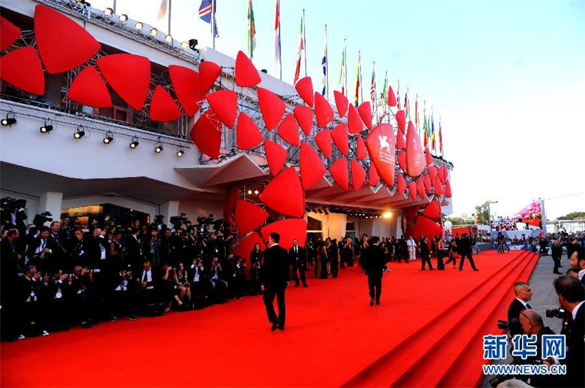 Une photo du tapis rouge de la Mostra, au Lido de Venise, le 27 août. Xu Nizhi pour Xinhua.