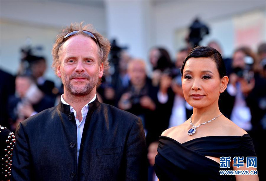Philip Gröning et Joan Chen, deux des membres du jury du festival, sur le tapis rouge de la Mostra, le 27 août au Lido de Venise. Xu Nizhi pour Xinhua.
