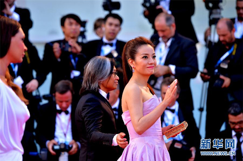 Peter Chan, le réalisateur du film « Honey », et une de ses vedettes, Zhao Wei (à droite) sur le tapis rouge de la Mostra, le 27 août au Lido de Venise. Xu Nizhi pour Xinhua.