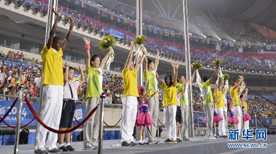Des fleurs sont offertes aux représentants des volontaires des Jeux Olypmiques de la Jeunesse.