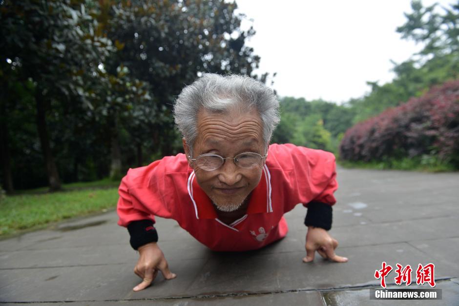 Chengdu : prouesse d'un contorsionniste octogénaire 