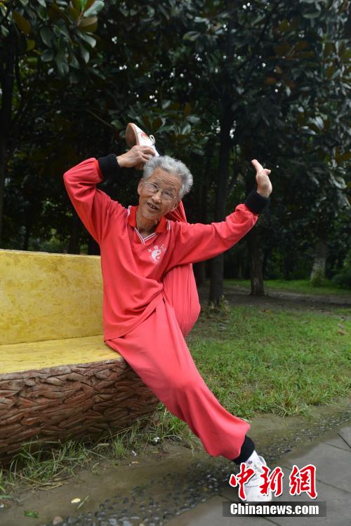 Chengdu : prouesse d'un contorsionniste octogénaire 