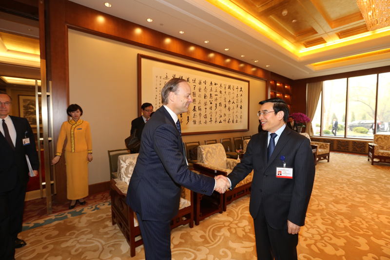 Rencontre entre Chris Wiehbacher, DG de Sanofi, et Wang Anshun, Maire de Beijing