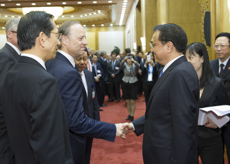 Discussions entre Chris Viehbacher, le DG de Sanofi, et le Premier ministre Li Keqiang