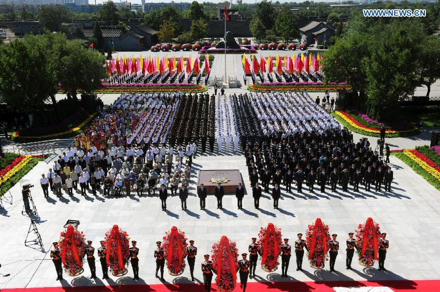 Les dirigeants chinois assistent à une cérémonie marquant la victoire de la Guerre anti-japonaise