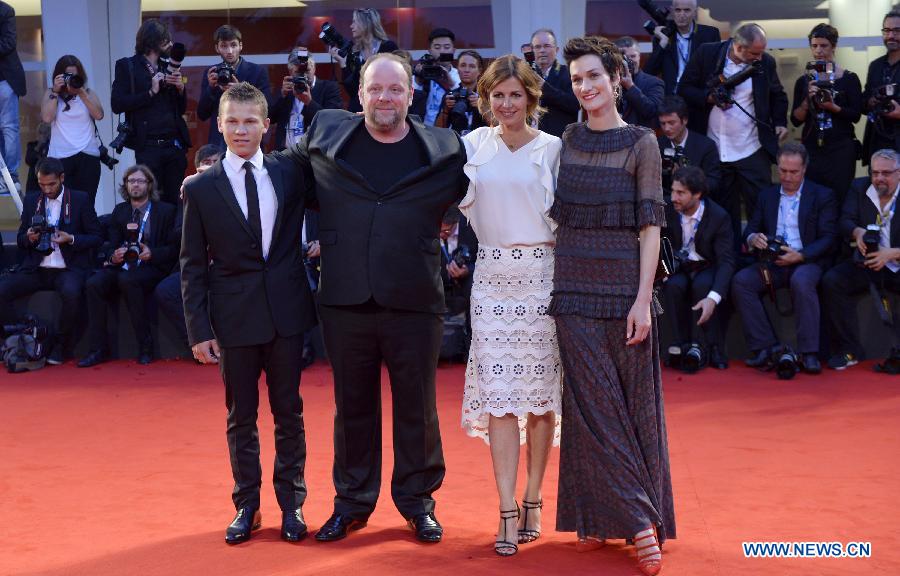 L'acteur Romain Paul (1er à gauche), la réalisatrice Alix Delaporte (2e à droite) et l'actrice Clotilde Hesme (1ère à droite) sur le tapis rouge pour le film "Le dernier coup de marteau" lors de la 71e édition de la Mostra de Venise, le 3 septembre 2014.