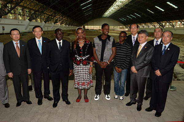 Le président zimbabwéen fait un chaleureux éloge des guerriers de terre cuite de Xi’an