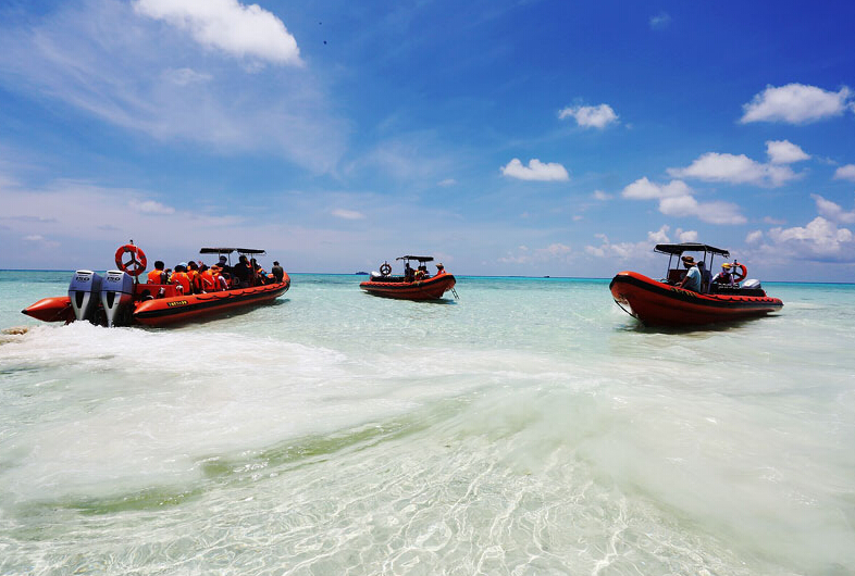 Des touristes vont vers l’île Yinyu en bateaux rapides. [Photo/Xinhua]