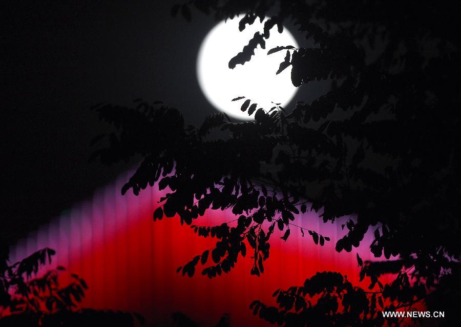 La photo prise le 8 septembre 2014 montre la lune de la mi-automne dans le ciel à Shenyang, chef-lieu de la province du Liaoning (nord-est de la Chine).