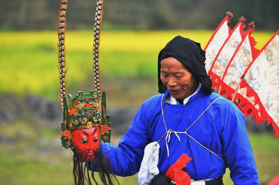 Photo prise le 14 mars montrant un artiste en train de répéter dans le village d’Anshun dans la Province du Guizhou. [Photo / Xinhua]