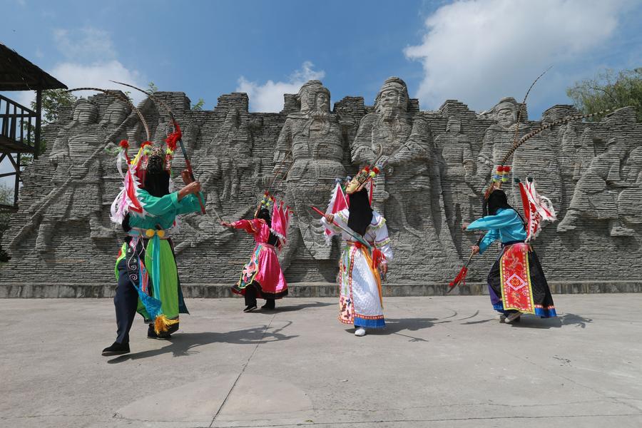 Des acteurs de l’Opéra de Dixi jouent une pièce dans un musée du folklore à Anshun, dans la Province du Guizhou, le 9 septembre 2014 [Photo / Xinhua]