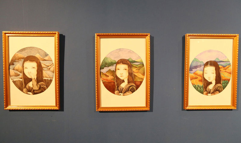 Photo prise le 4 septembre 2014, montrant trois portraits de Mona Lisa dans le style de bande dessinée.