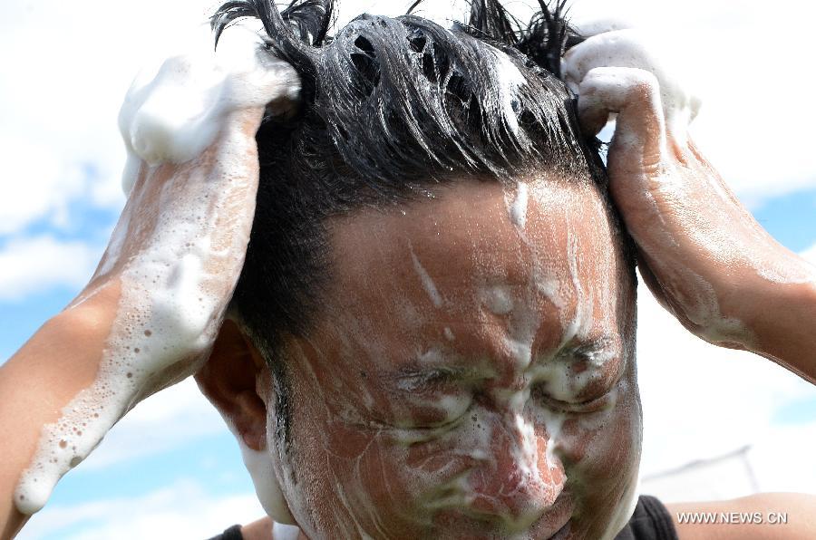 Les Tibétains s'amusent dans l'eau à l'occasion du Festival de la baignade 