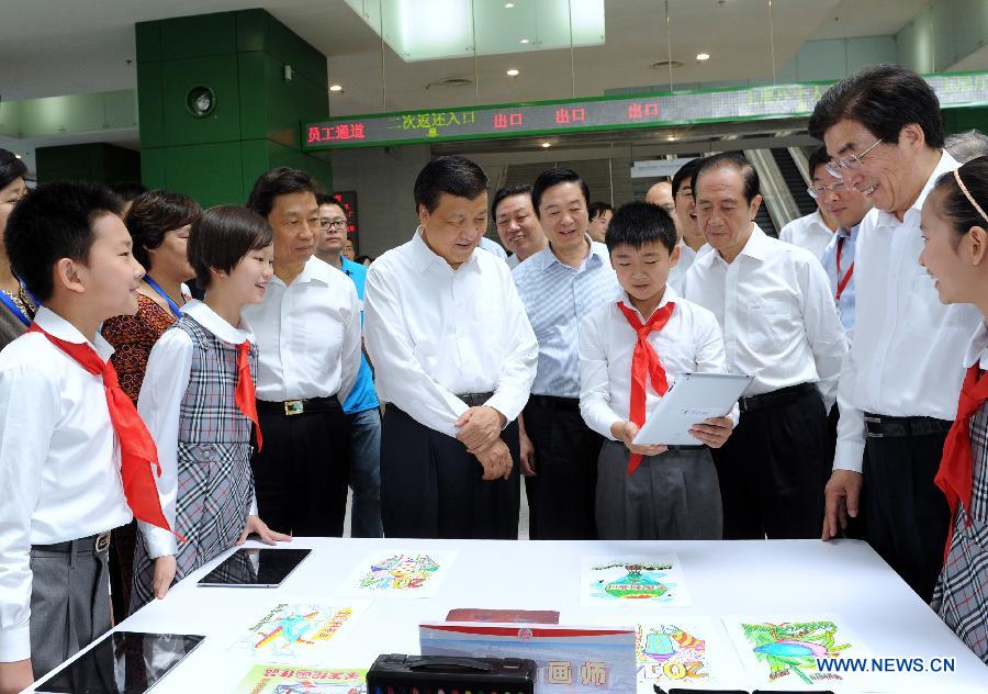 Un haut dirigeant chinois visite le Musée des sciences et technologies