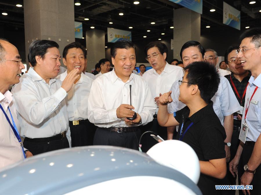 Un haut dirigeant chinois visite le Musée des sciences et technologies