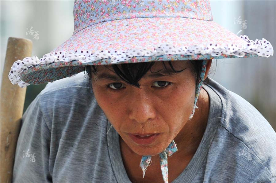 Yang Fengqiong, 46 ans, travaille sous un soleil de plomb. [Photo/qq.com ]