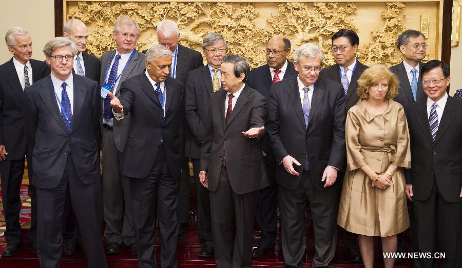 Le vice-Premier ministre Ma Kai rencontre les conseillers internationaux de la CIC