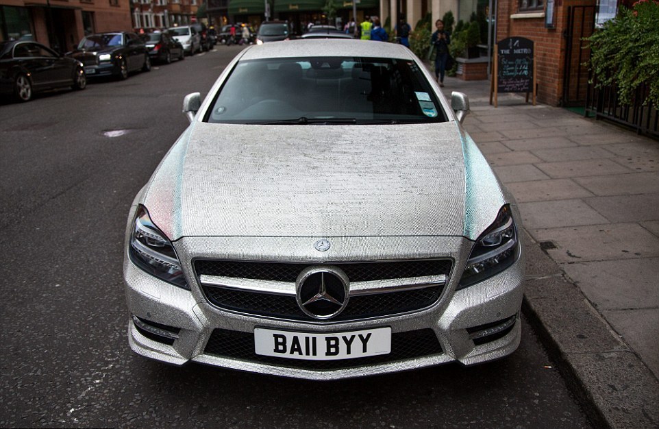 Une Mercedes incrustée d'un million de crystaux Swarovski