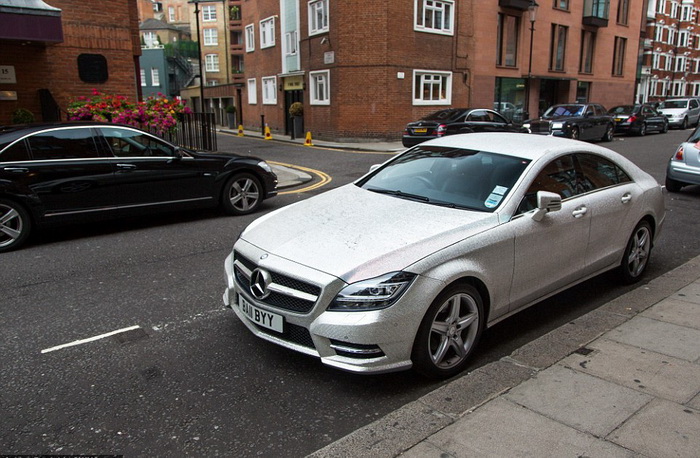 Une Mercedes incrustée d'un million de crystaux Swarovski