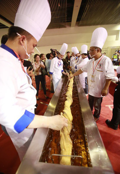 Le plus grand Youtiao du monde au Festival de la Cuisine Chinoise de Wuhan
