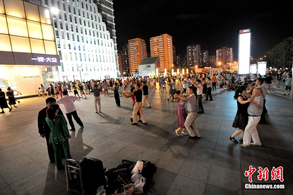 Chaque matin, a lieu au Parc Taoranting un superbe spectacle de danse de square en tenue camouflée. Photo Jin Shuo pour Xinhua.
