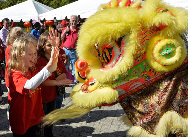 Le 26 septembre 2014, une danse du lion est exécutée à l'Institut Confucius de l'Université du Maryland aux Etats-Unis, pour célébrer la Journée internationale des Institut Confucius du 27 septembre.