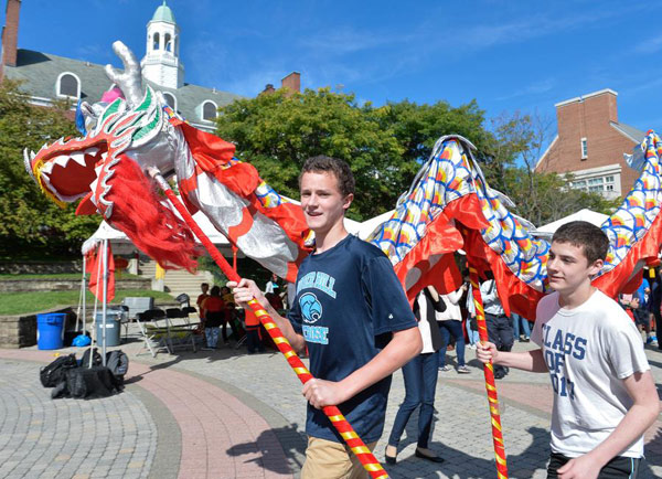 Un rendez-vous traditionnel chinois, avec une danse du dragon à l'Institut Confucius de l'Université du Maryland aux Etats-Unis, le 26 septembre 2014, pour fêter la Journée de l'Institut Confucius du 27 septembre.