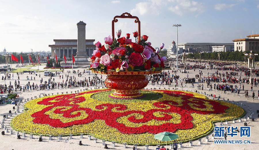 La mise en place du grand panier de fleurs de la Place Tian'anmen est terminée