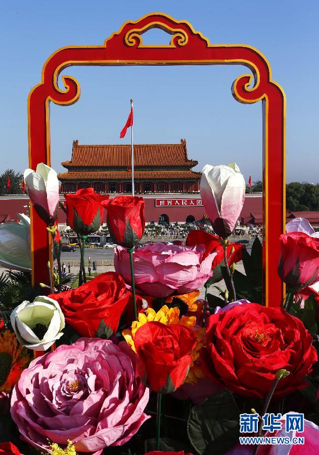 La mise en place du grand panier de fleurs de la Place Tian'anmen est terminée