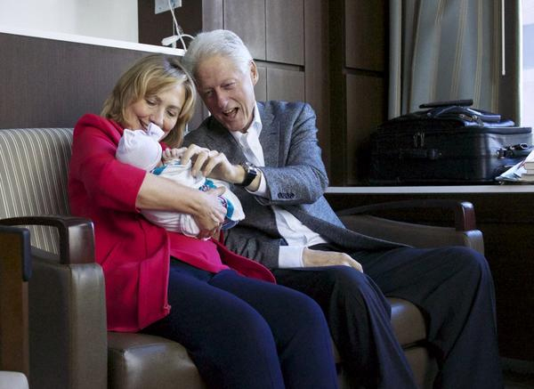 Hillary et Bill Clinton diffusent les premières photos de leur petite-fille