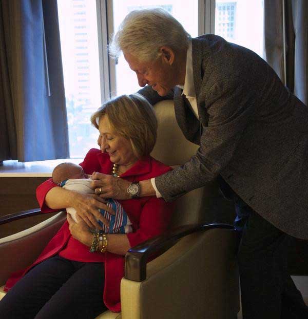 Hillary et Bill Clinton diffusent les premières photos de leur petite-fille