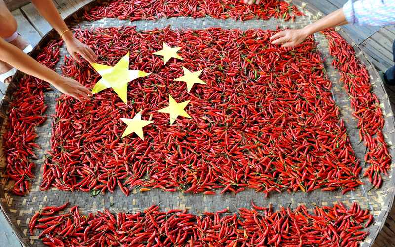 Des agriculteurs de Wuyua, à l’aide de nombreux poivrons rouges ont représenté le drapeau chinois.