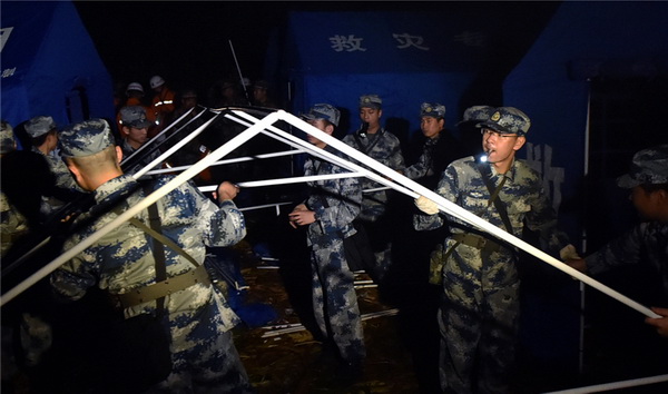 Des secouristes installent des tentes sur les lieux de l'épicentre du tremblement de terre, dans la commune de Yongping (Comté de Jinggu, ville de Pu'er), dans la Province du Yunnan (Sud-ouest de la Chine), le 8 octobre 2014.