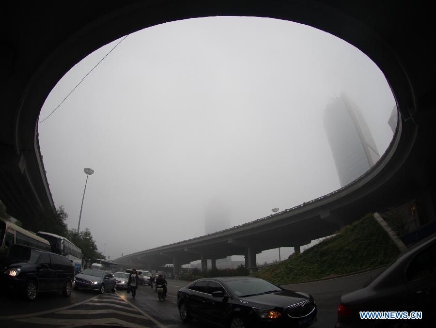 Photos - Un épais smog enveloppe la ville de Beijing