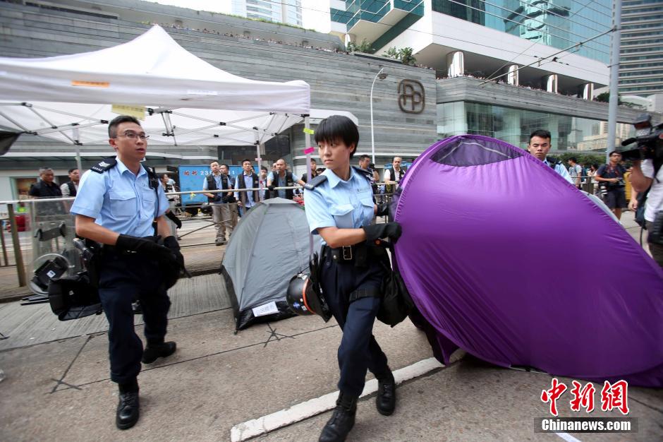 La police de Hong Kong commence à enlever les barricades 