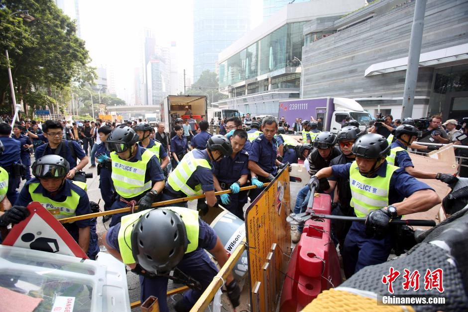 La police de Hong Kong commence à enlever les barricades 