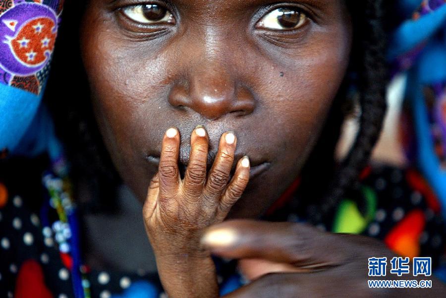 Le 1er août 2005, dans une agence de secours au Niger, un bébé d’un an, atteint de malnutrition grave, touche les lèvres de sa mère.