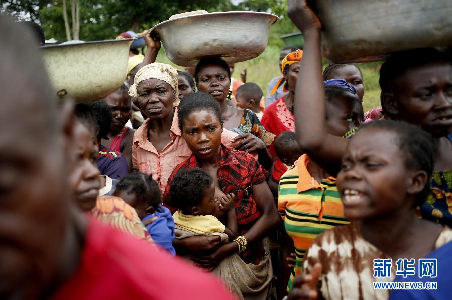 Le 15 avril 2014, des sans-abri dans l’attente d’ obtenir un peu de nourriture à Boda (Centrafrique). 