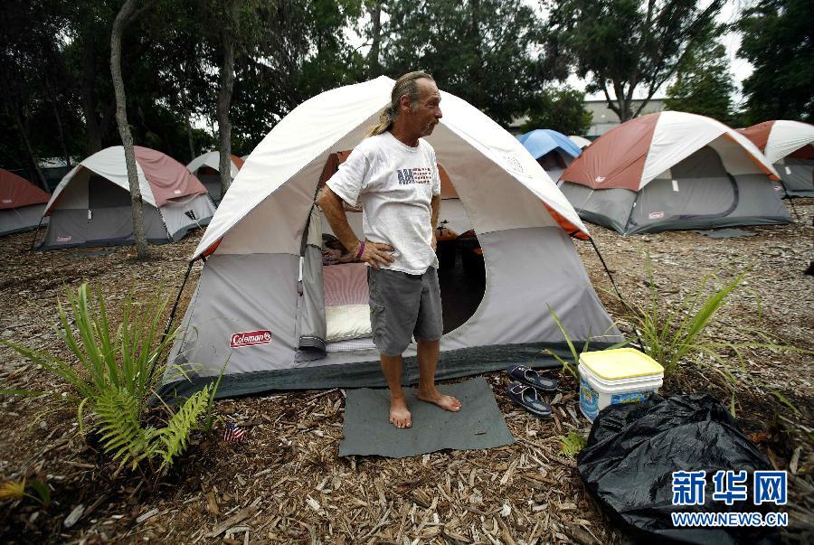 Le 7 juin 2009, en Floride, aux Etats-Unis. Un sans-abri et son épouse vivent dans cette tente depuis qu’ils ont perdu leur travail. 