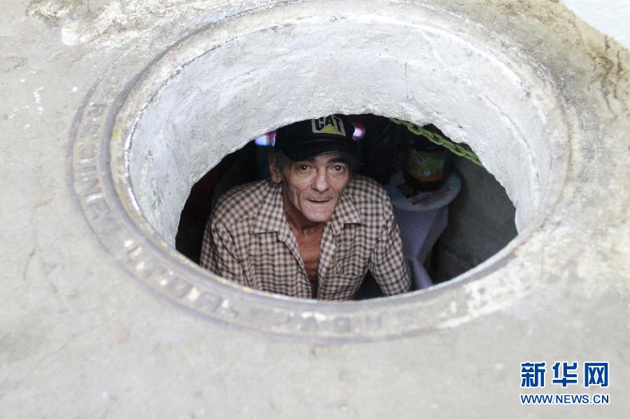 Le 4 décembre 2012, en Colombie, un sans-abri de 62 ans regarde vers le haut depuis le puits abandonné où il habite avec sa femme depuis 22 ans. 